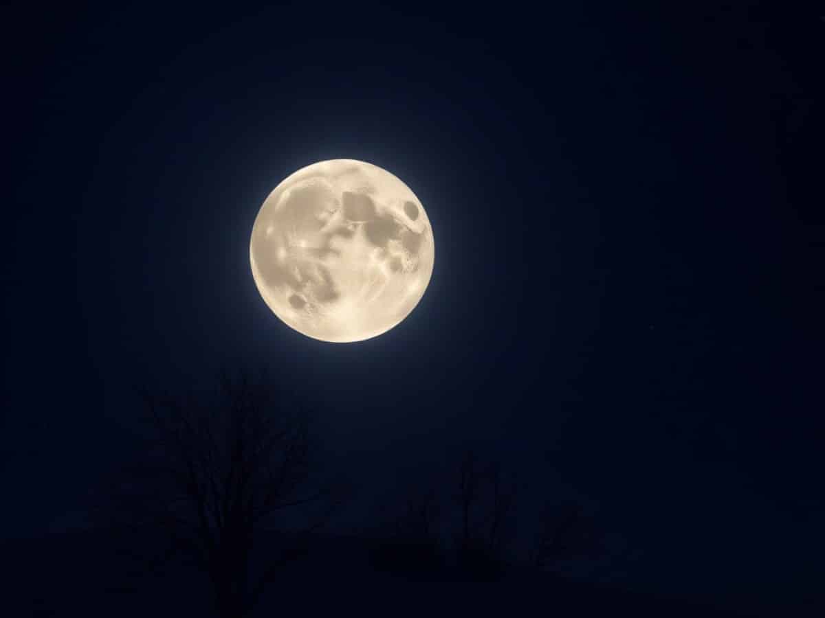 The first meteor shower and supermoon of 2026 will sync up in January skies