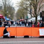 De steltenlopers hebben in Deventer plaatsgemaakt voor geëngageerde straatkunstenaars