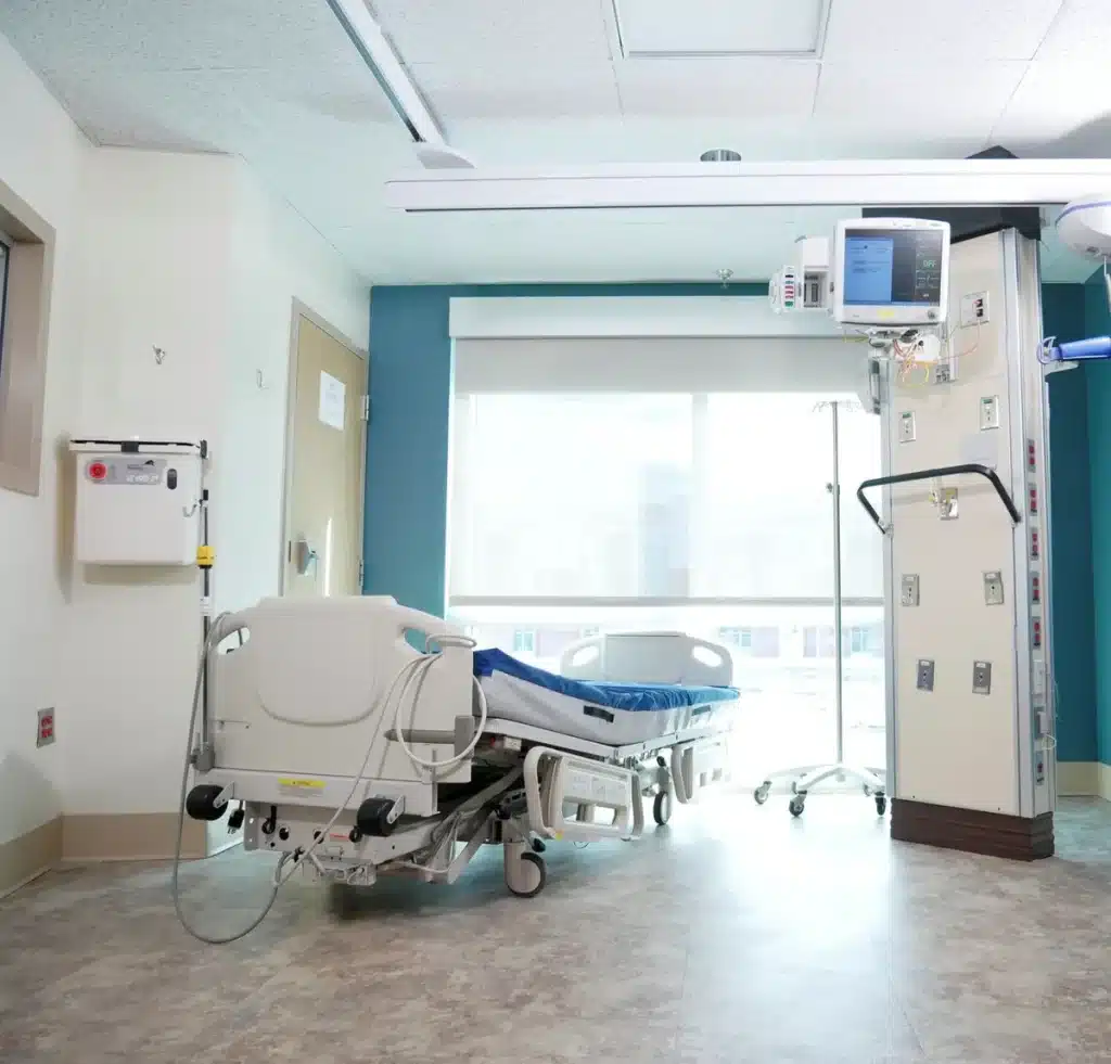 Ziekenhuiskamer met medische apparatuur en monitoren
