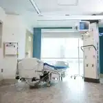 Ziekenhuiskamer met medische apparatuur en monitoren