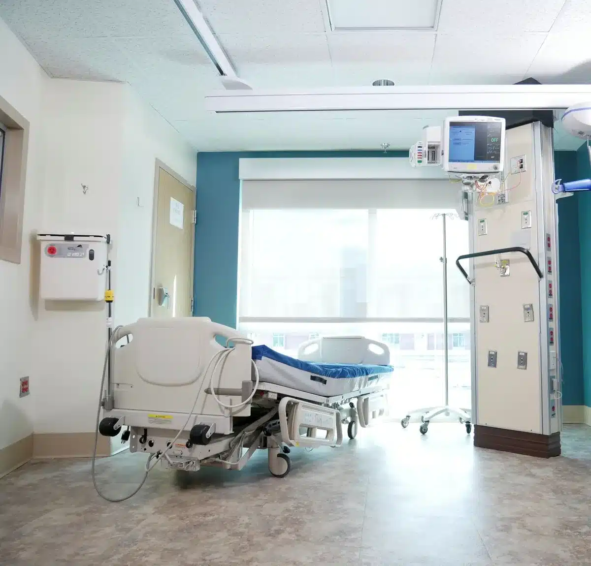 Ziekenhuiskamer met medische apparatuur en monitoren
