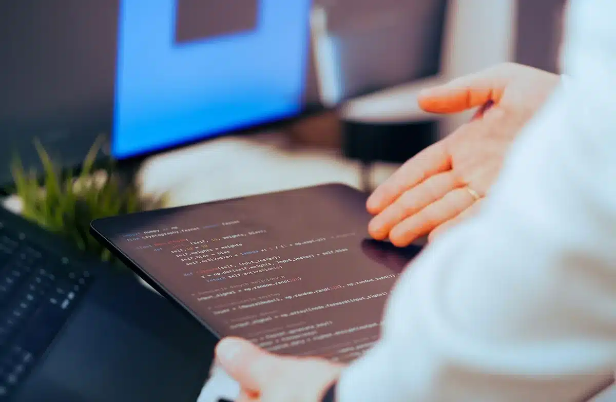 Programmeur werkend aan code met AI-agents in geautomatiseerde workflows