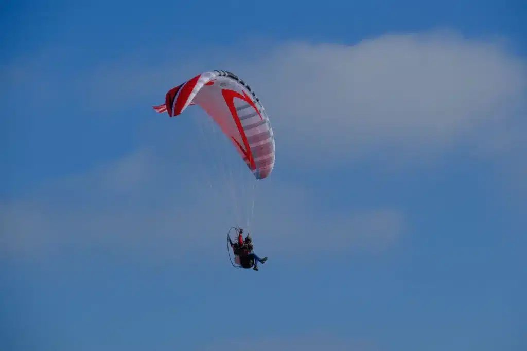 Ruimtecapsule met parachute landt in woestijn onder blauwe lucht