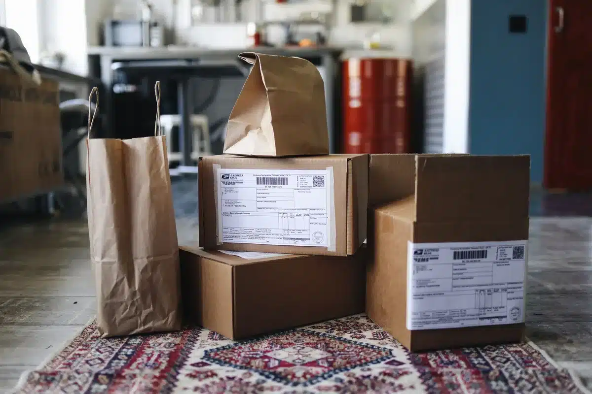 Gestapelde pakketten klaar voor bezorging in een distributiecentrum