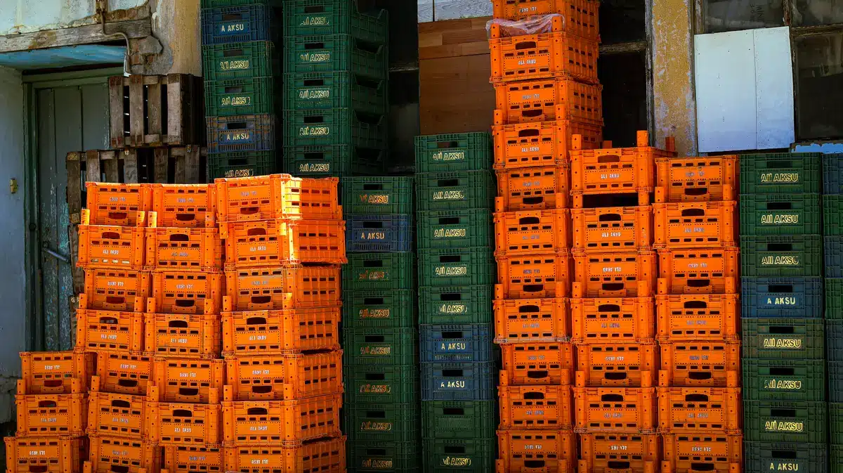 Herbruikbare verpakkingen in verschillende maten gestapeld voor hergebruik