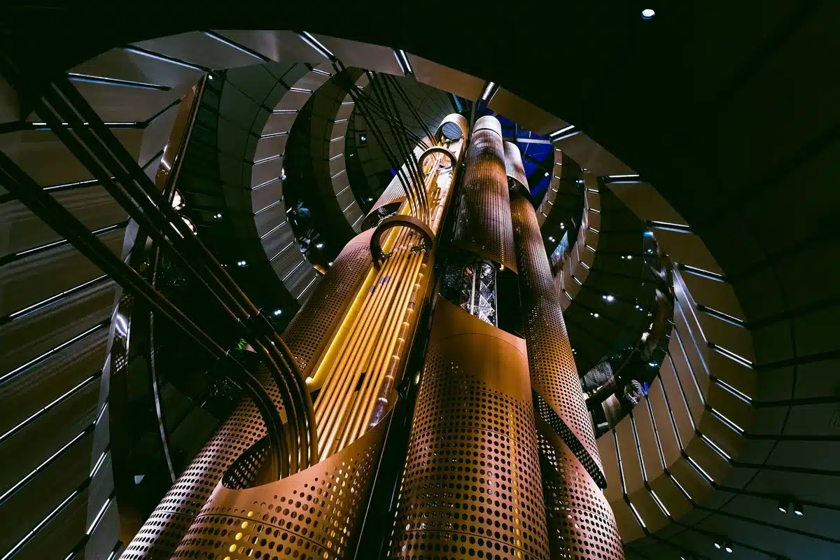 Installatie van een publieke lift in een theater tijdens verbouwing