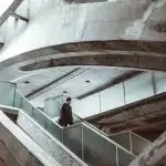 Theaterfoyer tijdens renovatiewerkzaamheden met zichtbare luchtkanalen en constructiewerk