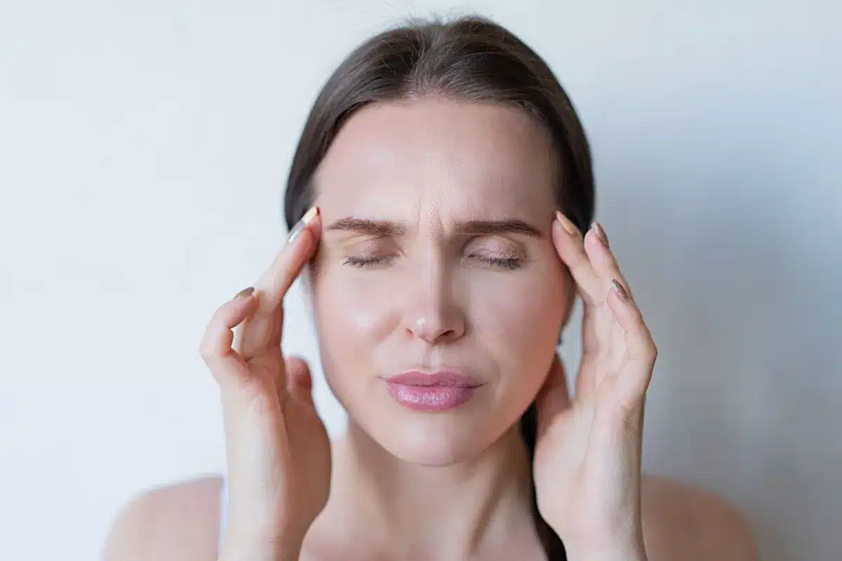 Persoon die migraine voelt en zoekt naar verlicht