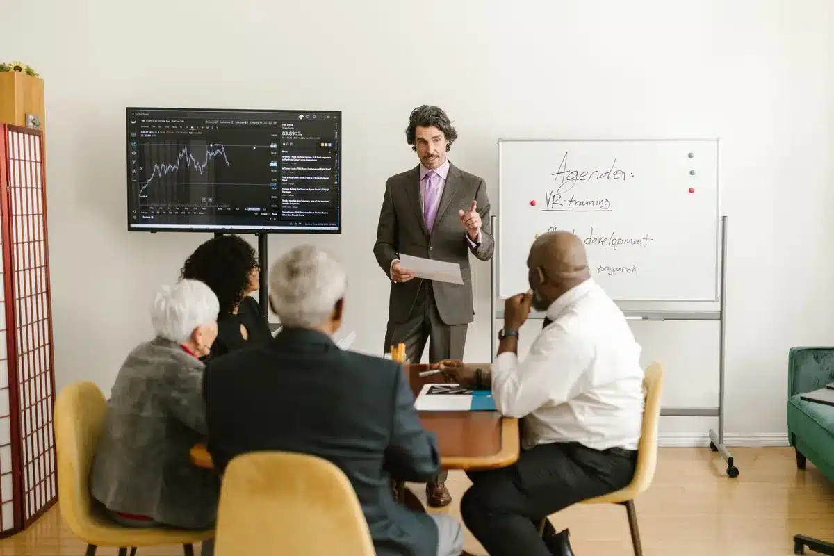 Investeerders in een conferentiezaal bespreken AI-technologie en financiering