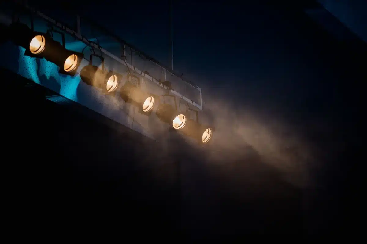 Theatermaker aan het werk op het podium met professionele verlichting