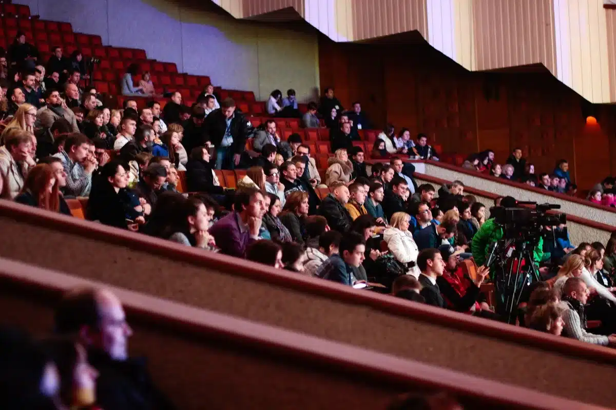 Bezoekers in een theaterraal tijdens een voorstelling