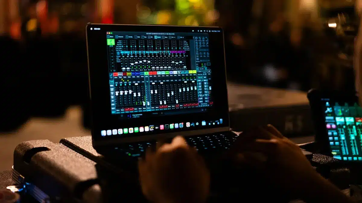 Ableton Live-interface met synthesizers, samples en digitale audiosporen voor muziekcompositie