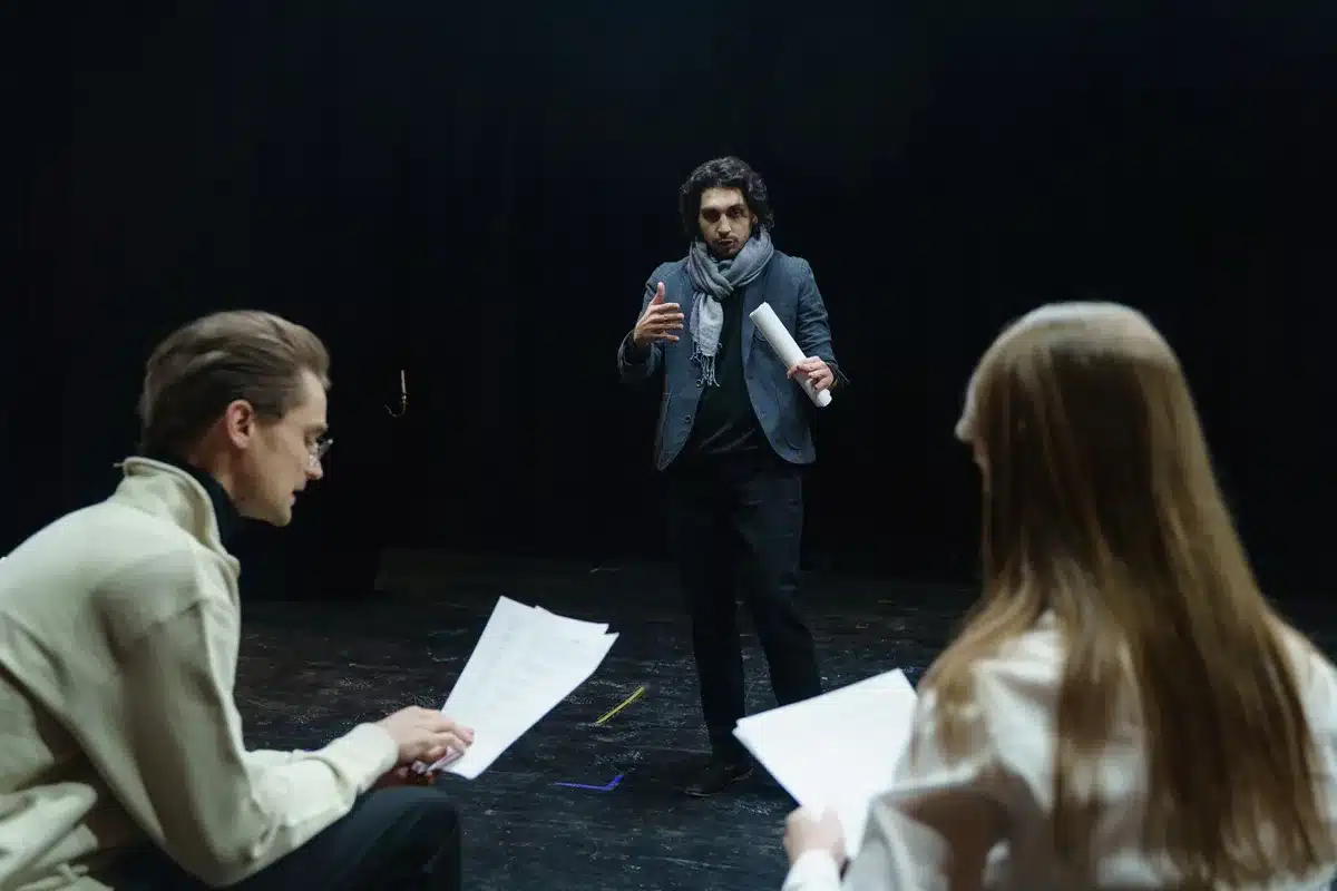 Theatergroep tijdens repetitie en voorbereiding van een voorstelling