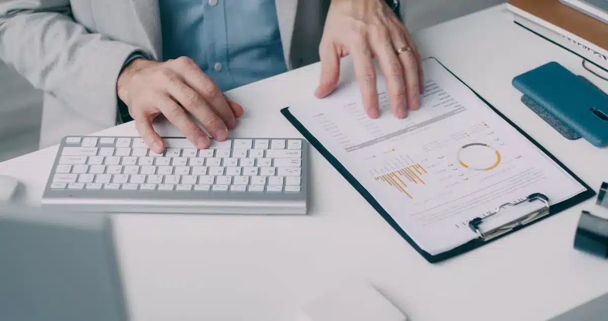 Financiële documenten en planningsmateriaal op een werktafel
