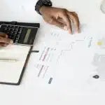 Theaterbudgetplannen en subsidiestukken op een werkbureau