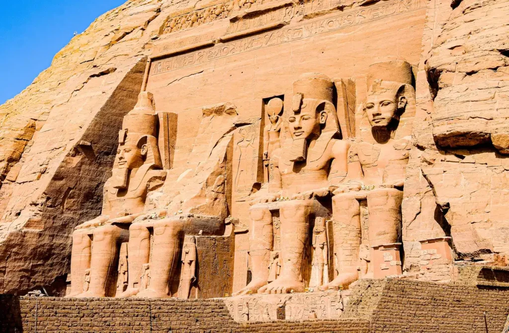Archeologische opgraving van oude Egyptische nederzetting met stenen fundamenten en artefacten