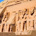 Archeologische opgraving van oude Egyptische nederzetting met stenen fundamenten en artefacten