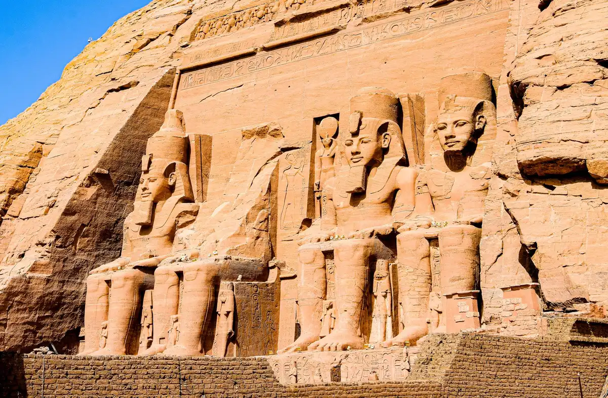 Archeologische opgraving van oude Egyptische nederzetting met stenen fundamenten en artefacten