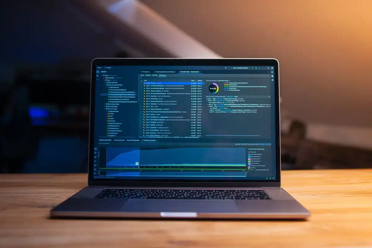 Ontwikkelaar aan het werk op laptop met code op het scherm in een moderne werkplek