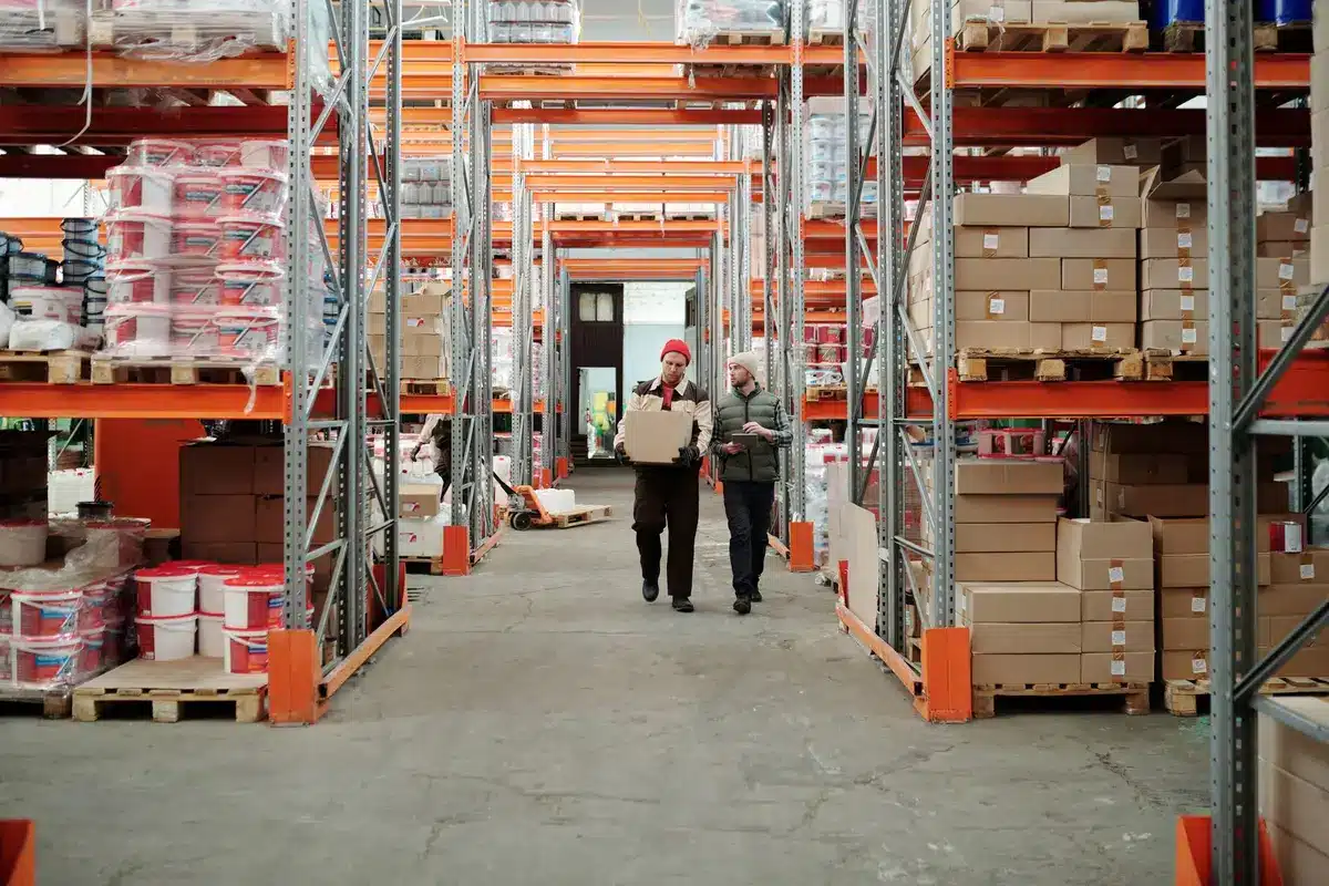 Magazijn met verpakte producten klaar voor distributie naar retailers