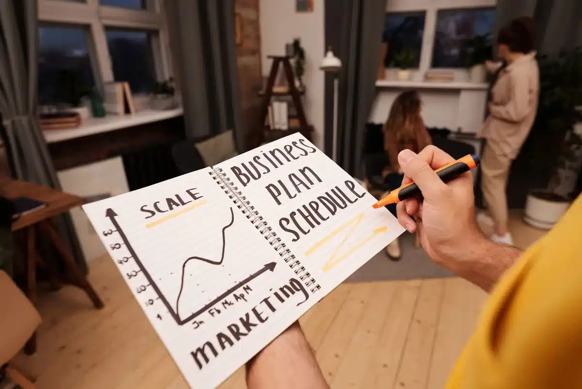 Strategische planning sessie met groeigrafieken en doelstellingen op whiteboard