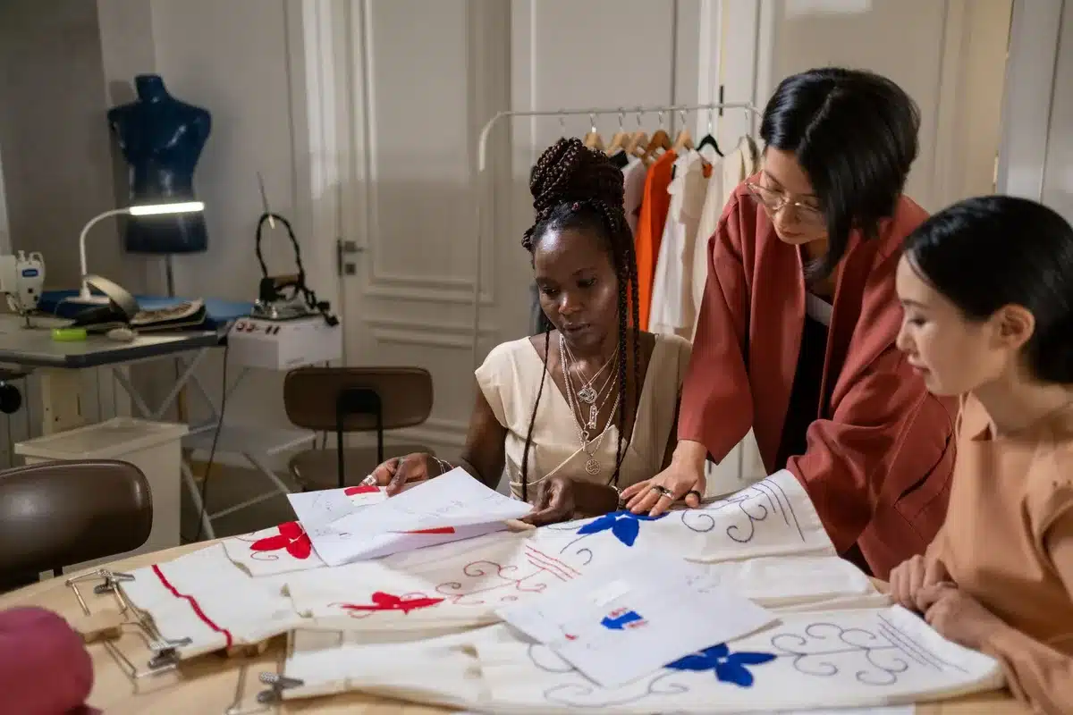 Modeontwerpers werken aan nieuwe kledingontwerpen in een werkplaats