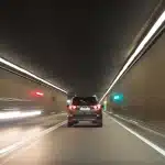 Auto die met hoge snelheid voorbijrijdt op een straat met vervagingseffect