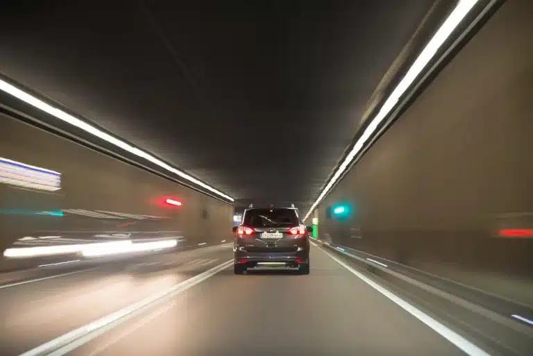 Auto die met hoge snelheid voorbijrijdt op een straat met vervagingseffect