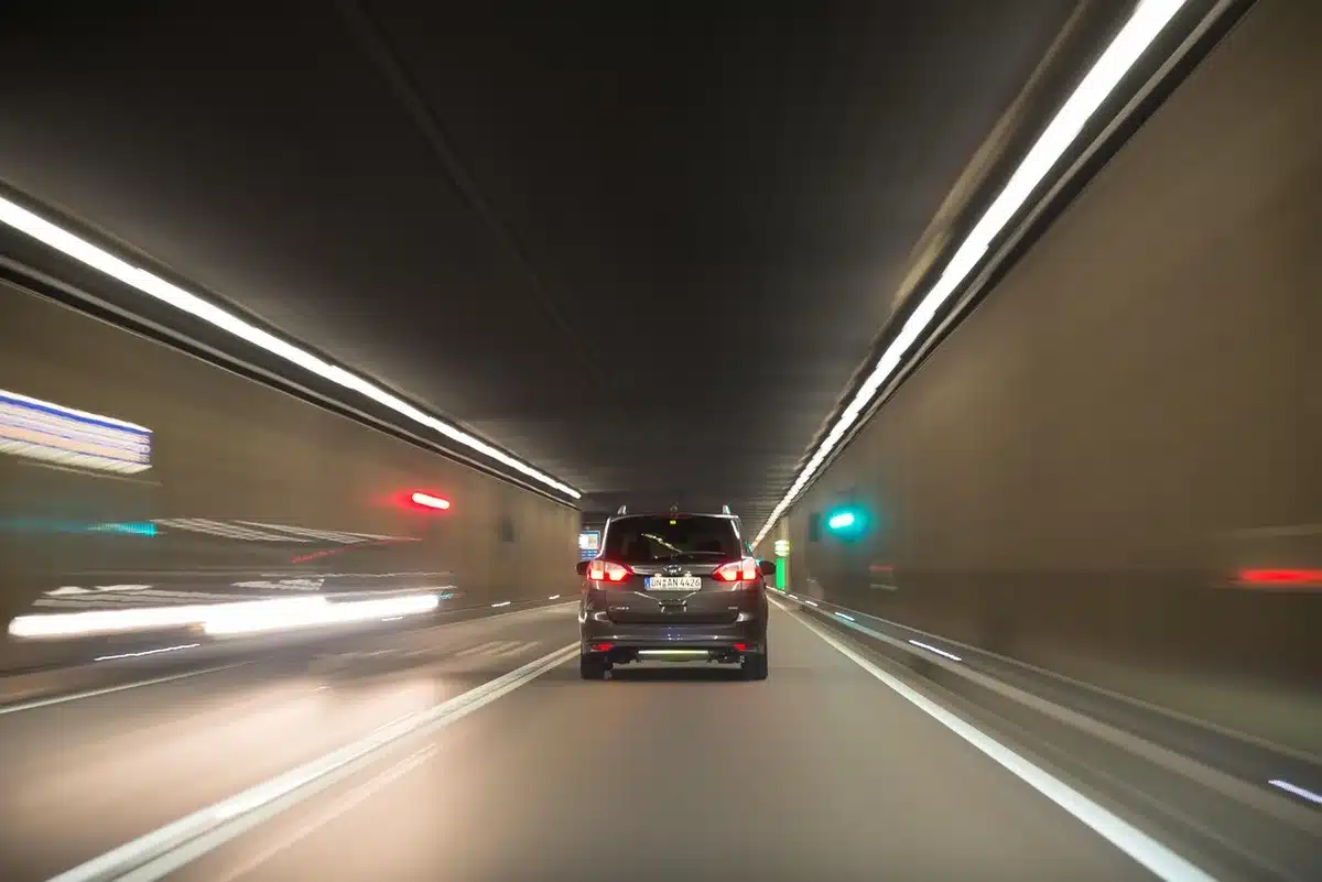 Auto die met hoge snelheid voorbijrijdt op een straat met vervagingseffect