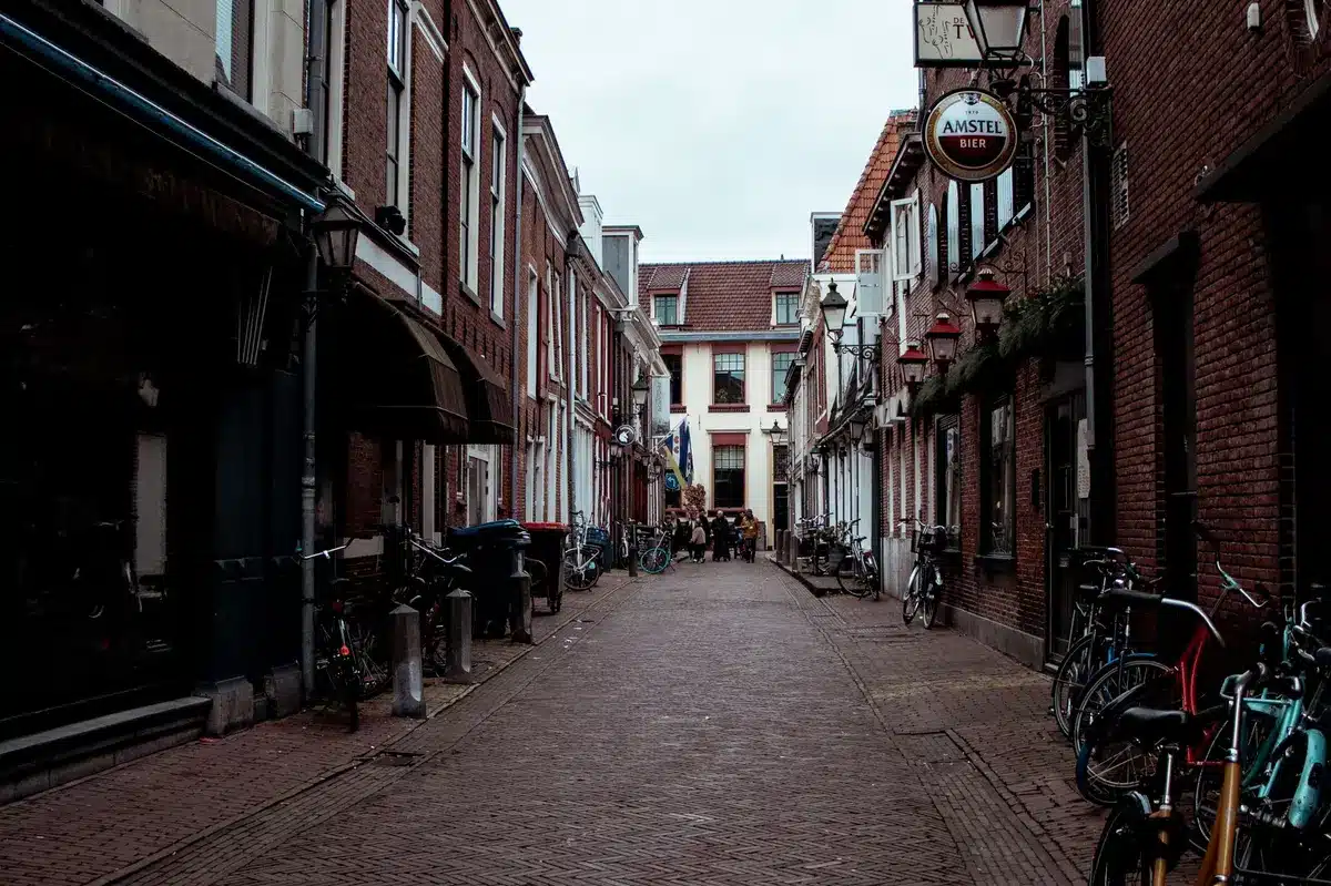 Straatgezicht van Apeldoorn waar Martin Schouten opgroeide