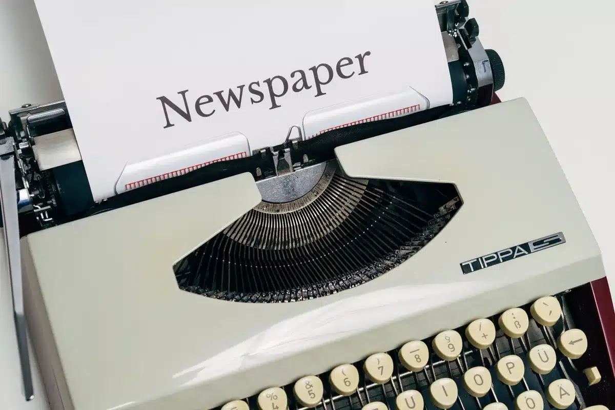 Journalistieke werkplek met oude typewriter en kranten