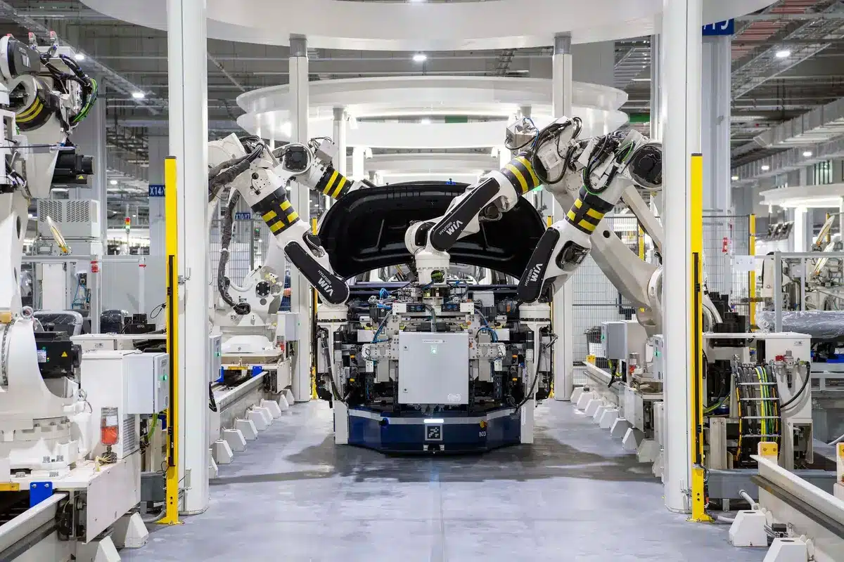 Humanoïde robot aan het werk in een industriële productiefabriek