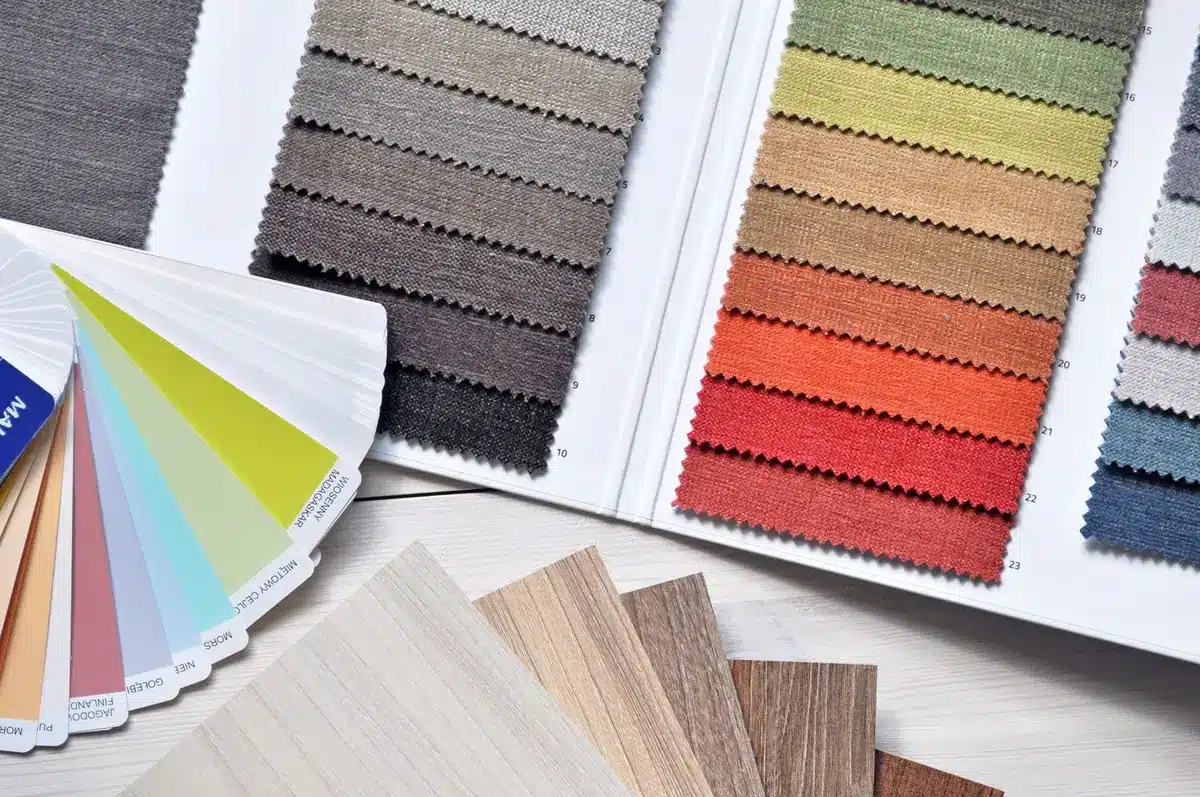 Verschillende rode stoelbekleding samples ter vergelijking voor theater design