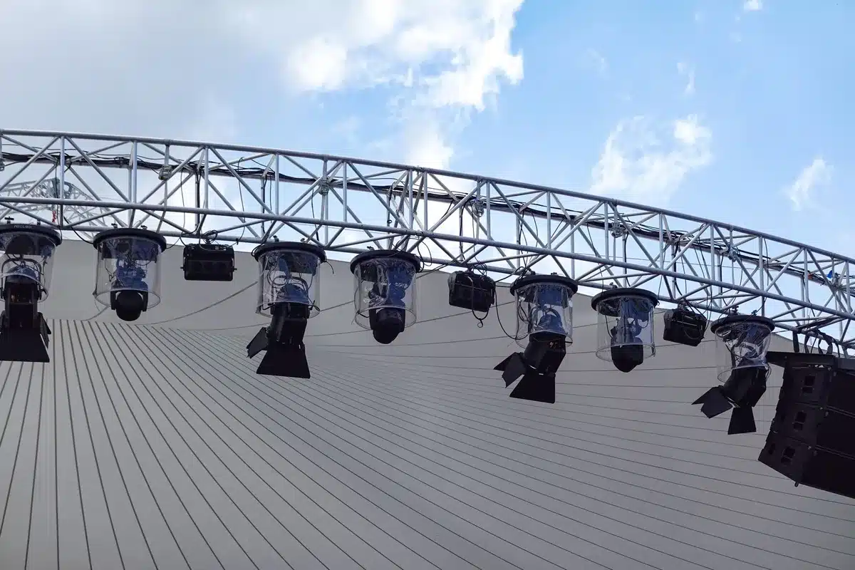 Installatie van nieuwe trekken boven het theatertoneel