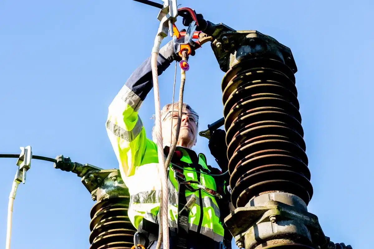 Elektriciens bezig met montage van motoren op grote hoogte