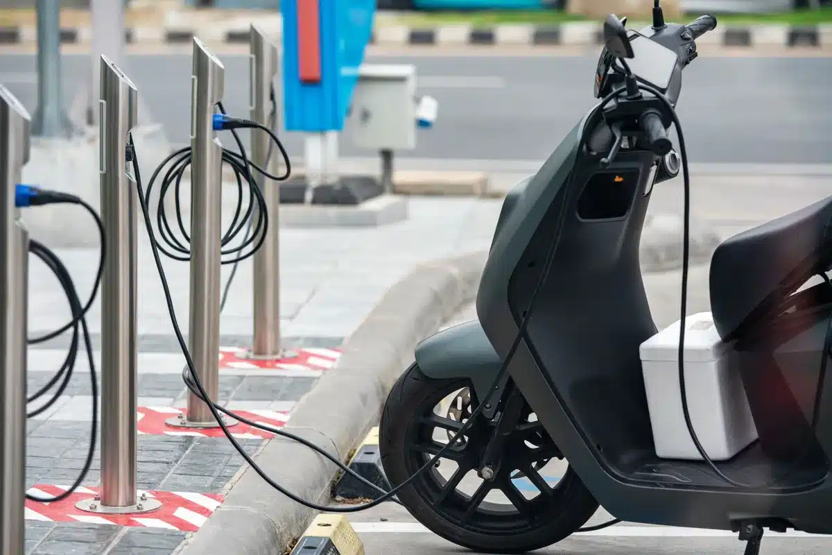 Technicus inspecteert batterijtechnologie in een labomgeving