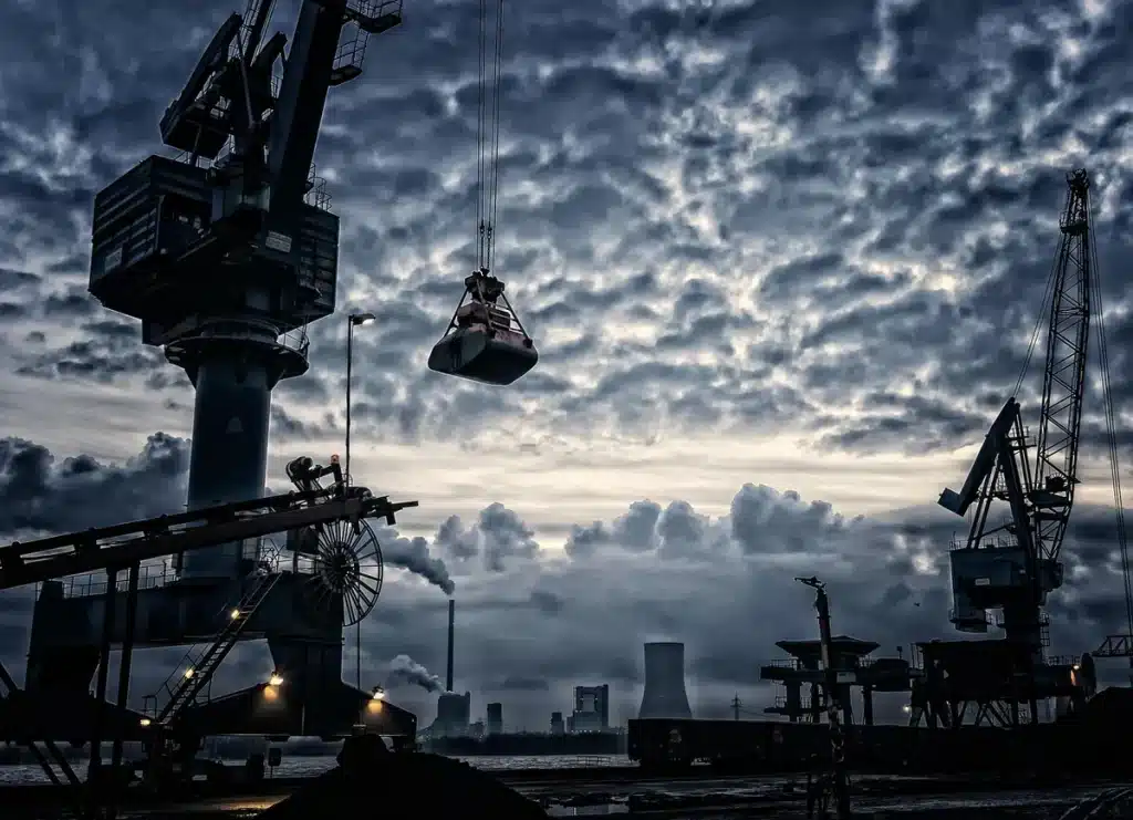 Silhouet van een arbeider bij productielijn, landbouwcontainers en vrachtwagen op afstand
