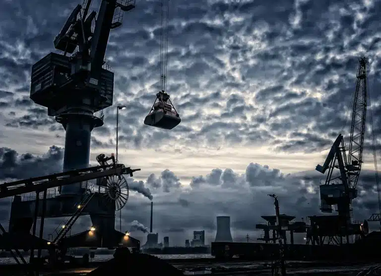 Silhouet van een arbeider bij productielijn, landbouwcontainers en vrachtwagen op afstand