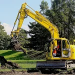 Silhouet van archeoloog bij opgegraven middeleeuws skelet en houtfragmenten