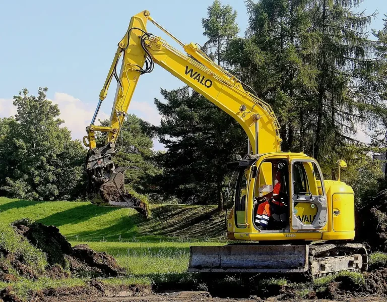 Silhouet van archeoloog bij opgegraven middeleeuws skelet en houtfragmenten