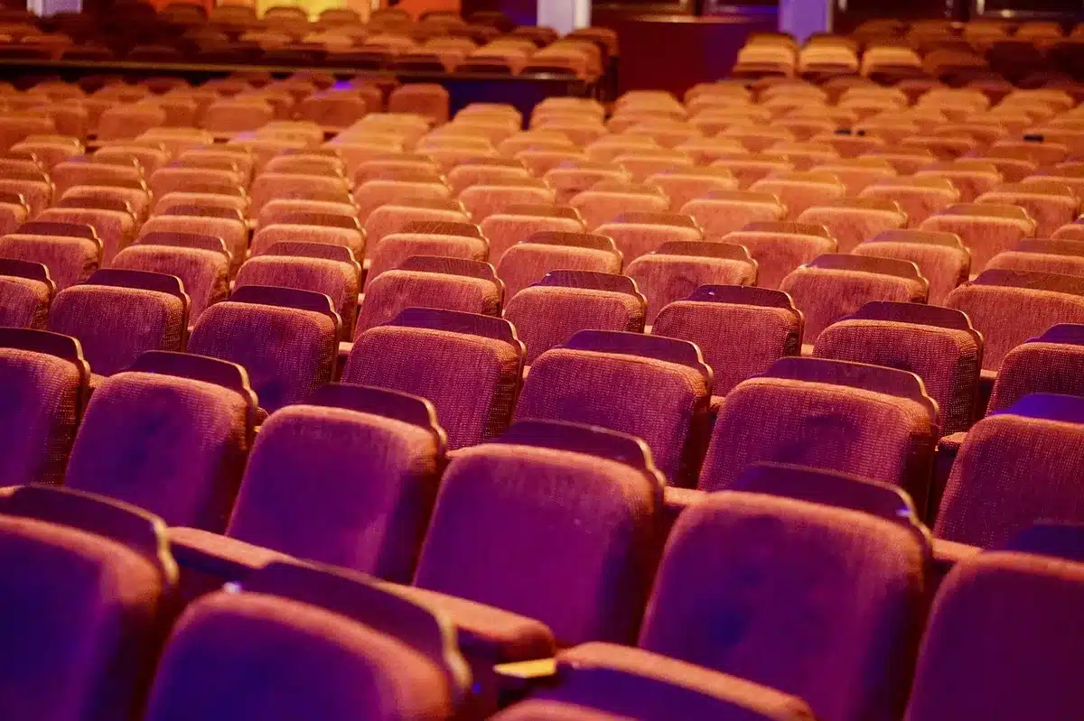 Solovoorstelling op een bescheiden podium met spotlicht