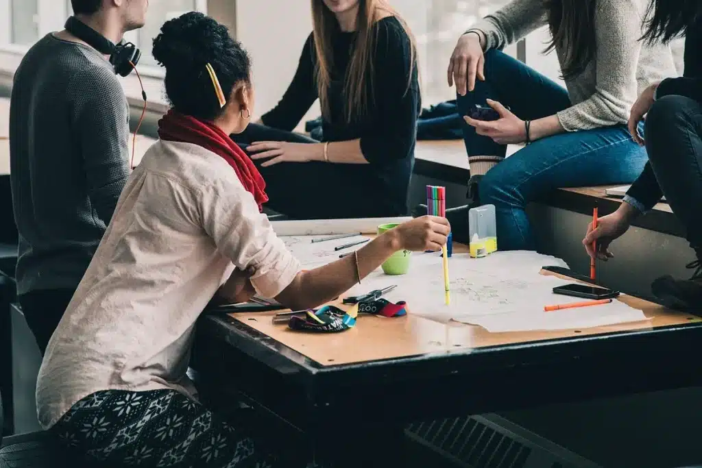 Groep culturele professionals in discussie over kunstkritiek en reflectie