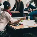 Groep culturele professionals in discussie over kunstkritiek en reflectie