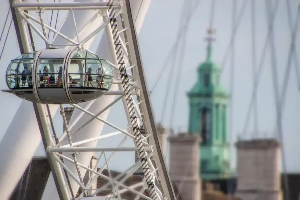 Mensen als silhouetten kijken naar een grote maan boven een stadsgezicht tijdens verduistering