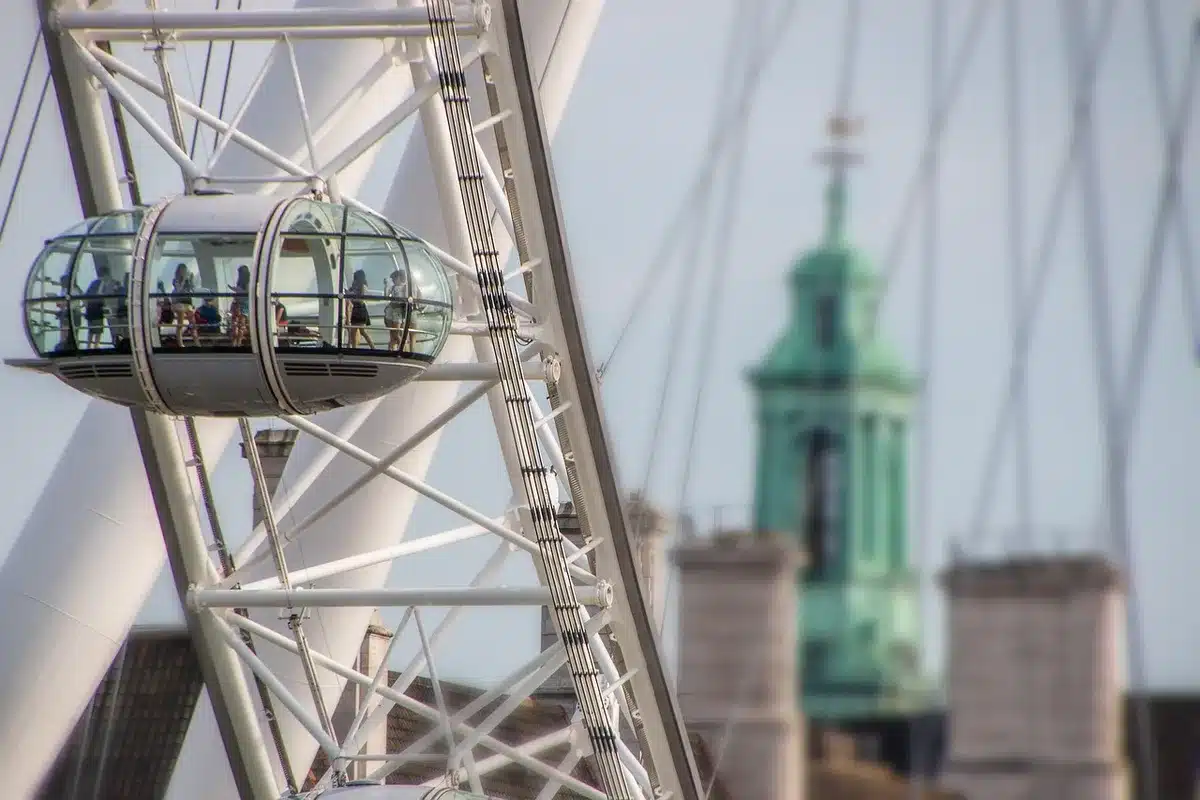 Mensen als silhouetten kijken naar een grote maan boven een stadsgezicht tijdens verduistering