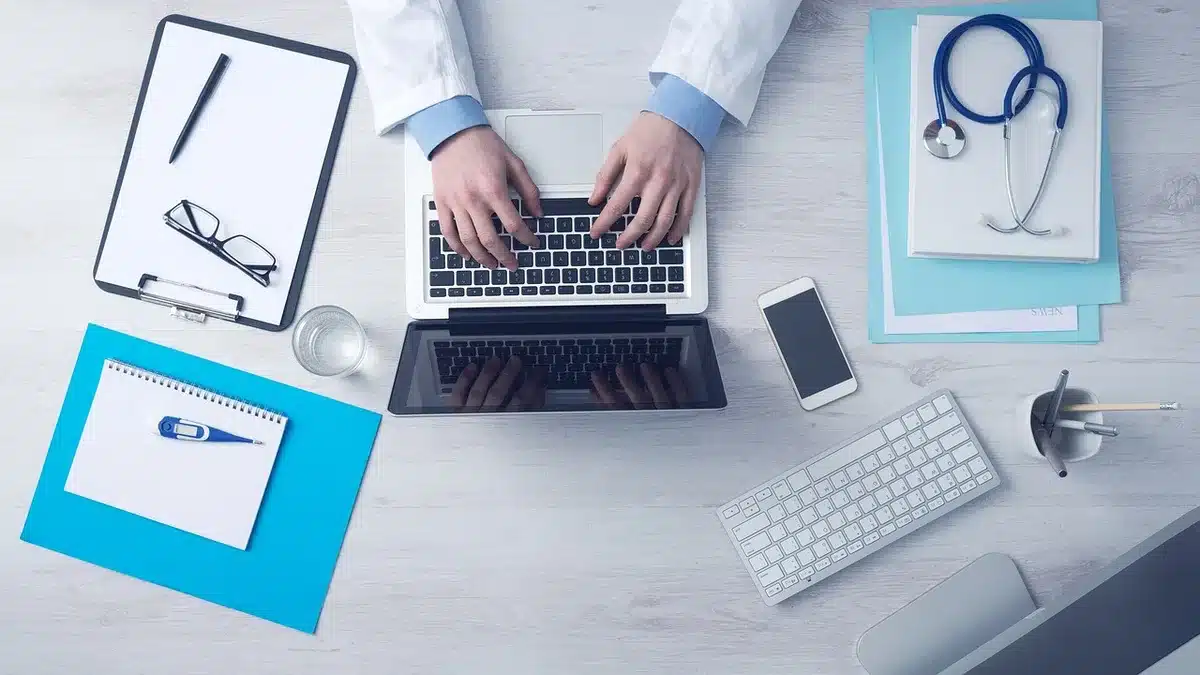 Dokter bekijkt medische onderzoeksgegevens met sceptische uitdrukking aan bureau