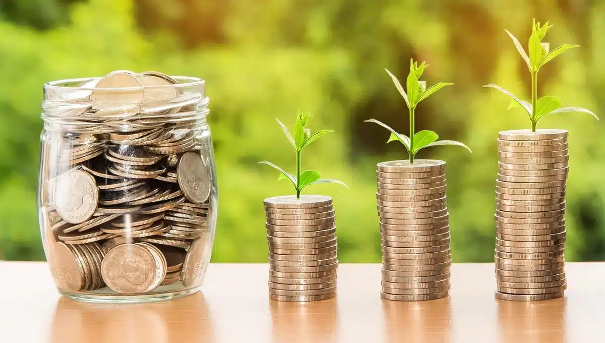 Financiële grafieken en investeringsgegevens op een bureau