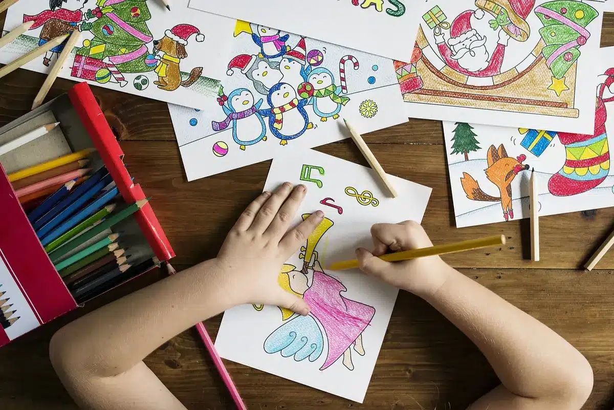 Kinderen die in een theaterworkshop acteren en oefenen