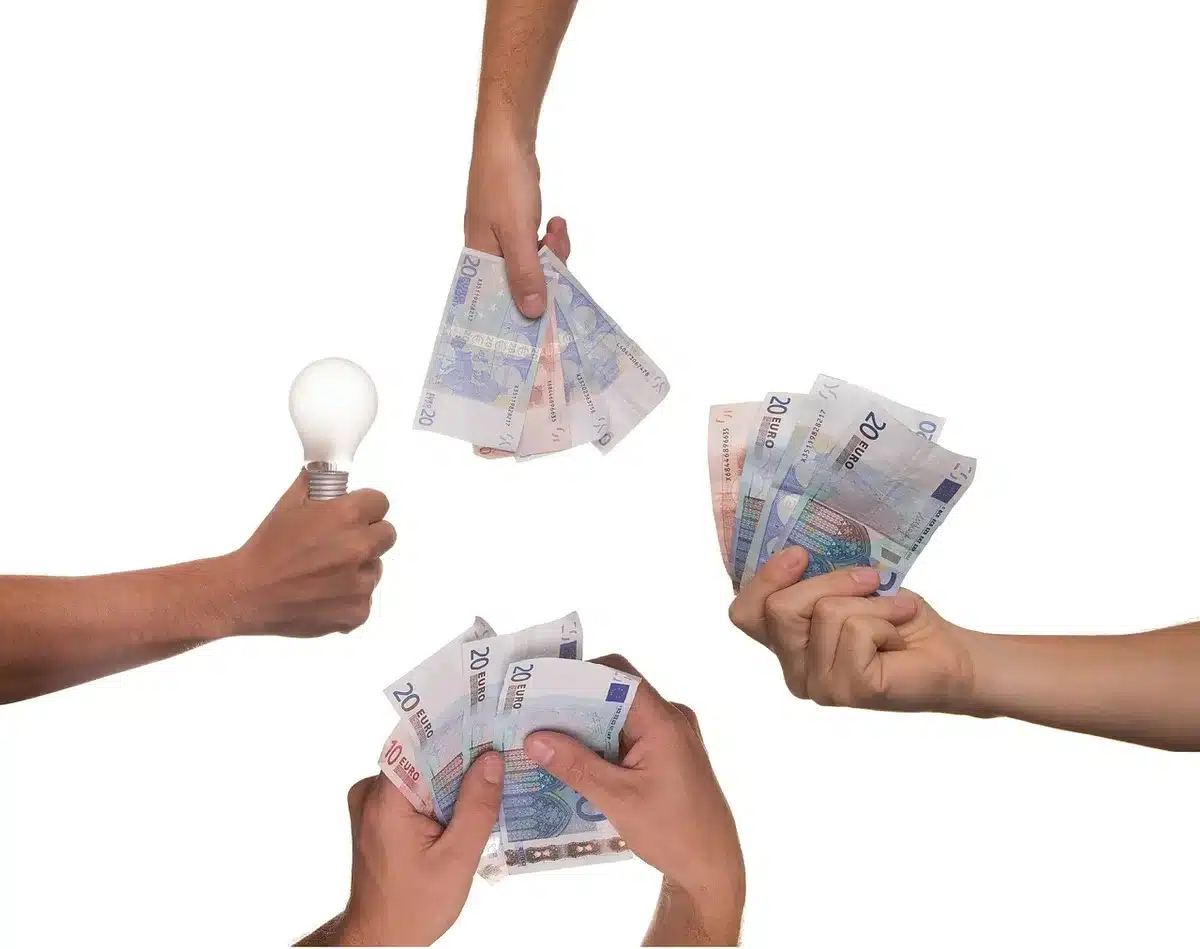 Stapel bankbiljetten en investeringsdocumenten op een bureau