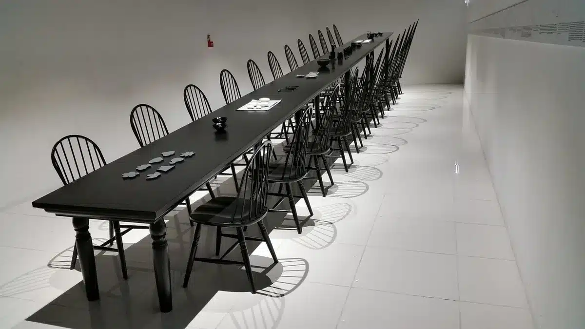 Juryleden rond tafel met manuscripten en aantekeningen